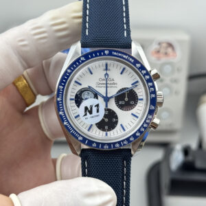 1 Omega Speedmaster 42mm Silver Snoopy Award