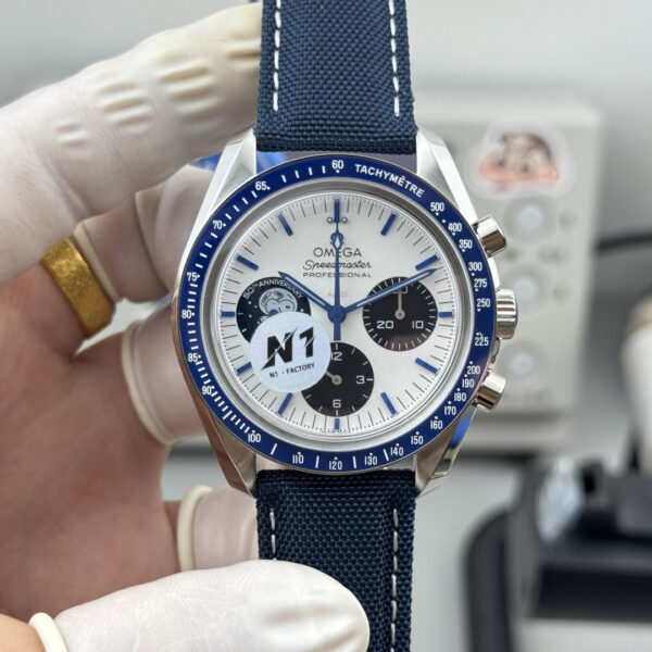 1 Omega Speedmaster 42mm Silver Snoopy Award