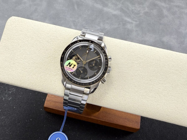 1(2) Omega Speedmaster 310.20.42.50.01.001 Apollo 11 50th N1F