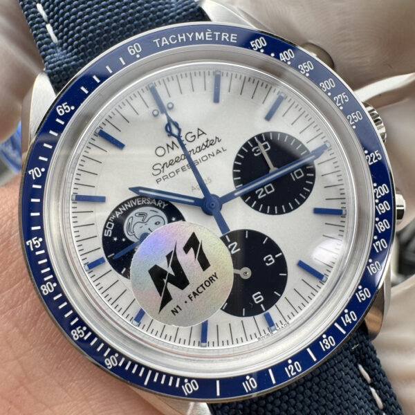1(2) Omega Speedmaster 42mm Silver Snoopy Award