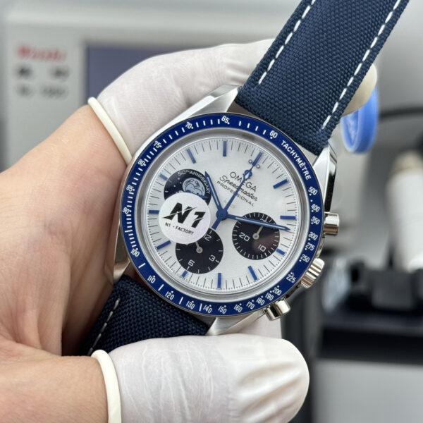 1(3) Omega Speedmaster 42mm Silver Snoopy Award