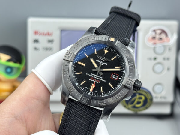 Breitling Avenger Blackbird 44 V17311101B1W1 GF V4