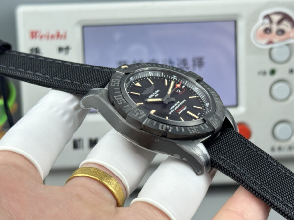 Breitling Avenger Blackbird 44 V17311101B1W1 GF V4