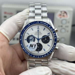 2 Omega Speedmaster 310.32.42.50.02.001 Silver Snoopy Award