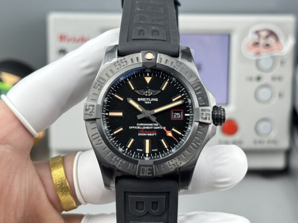 2 Breitling Avenger Blackbird 44 V17311101B1W1 GF V4 Gubbwer