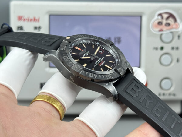 2(6) Breitling Avenger Blackbird 44 V17311101B1W1 GF V4 Gubbwer