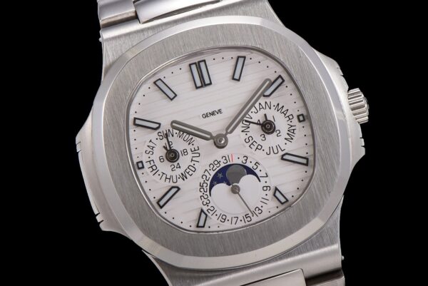 3(2) Patek Philippe Nautilus 5740/1G-001