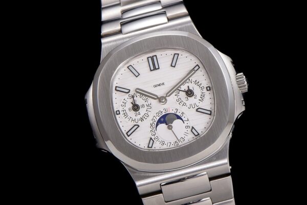 3(3) Patek Philippe Nautilus 5740/1G-001
