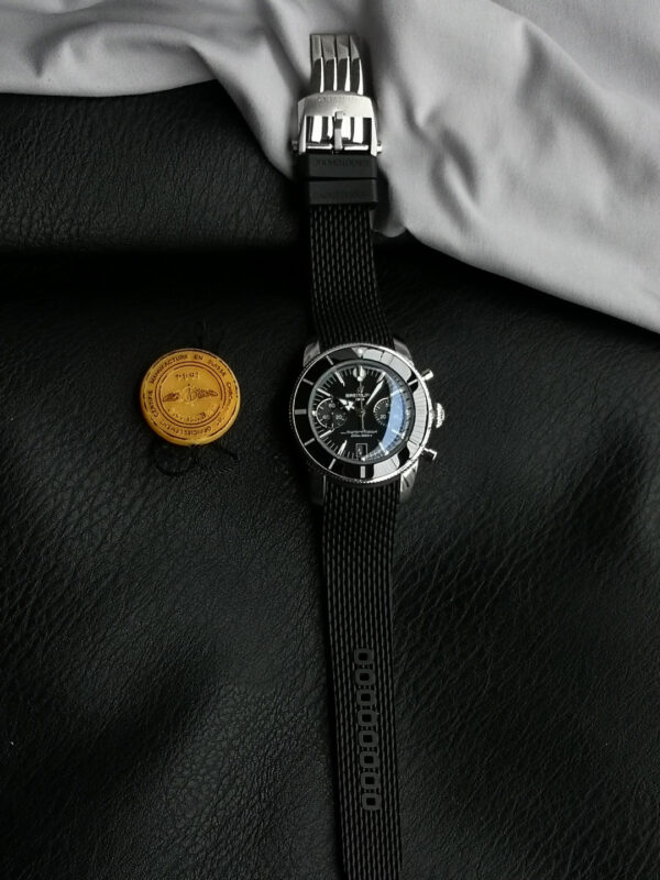 3(4) Breitling Superocean Heritage B01 Chronograph 42 Black Dial