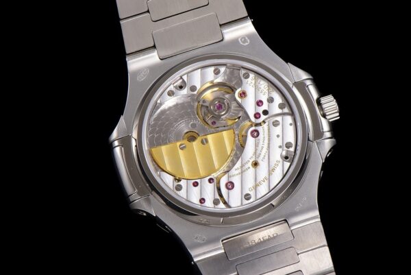 3(6) Patek Philippe Nautilus 5740/1G-001