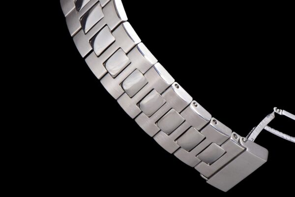 3(7) Patek Philippe Nautilus 5740/1G-001