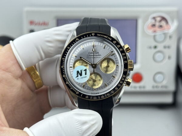 4 Omega Speedmaster Professional Moonwatch 310.23.42.50.02.001