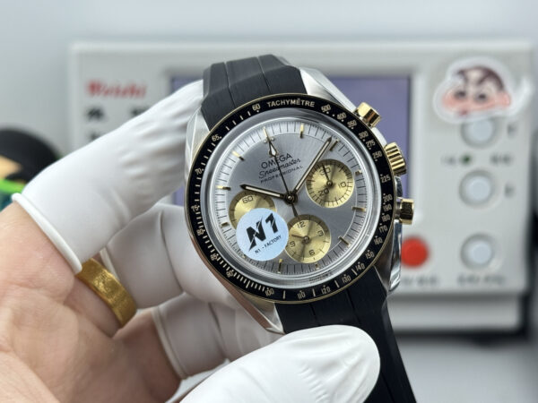 4(1) Omega Speedmaster Professional Moonwatch 310.23.42.50.02.001