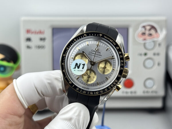 4(2) Omega Speedmaster Professional Moonwatch 310.23.42.50.02.001