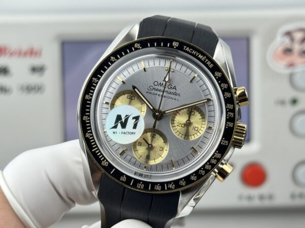 4(4) Omega Speedmaster Professional Moonwatch 310.23.42.50.02.001