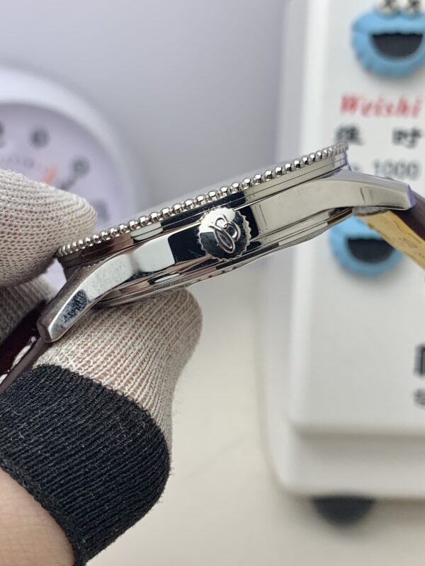 4(4) Breitling Navitimer Automatic 41 A17326211G1P1