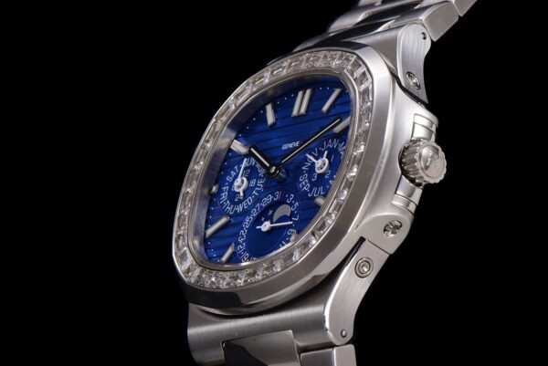 4(5) Patek Philippe Nautilus 5740/1G-001