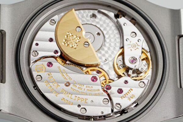 4(9) Patek Philippe Nautilus 5712 Dark Blue Dial PPF