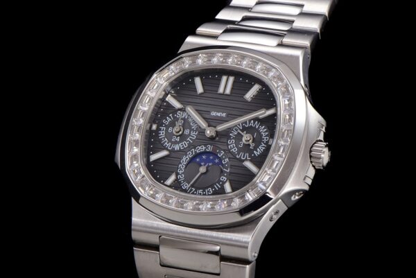 5(3) Patek Philippe Nautilus 5740/1G-001