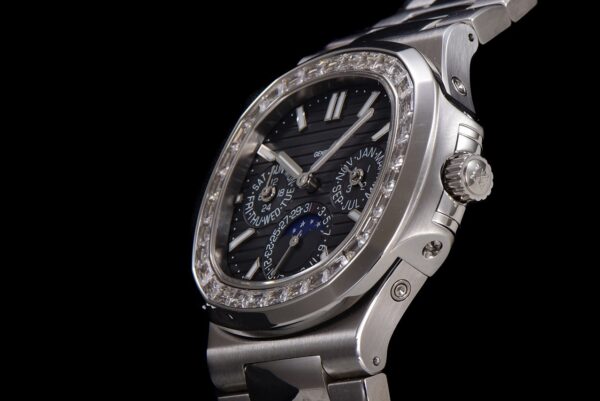 5(5) Patek Philippe Nautilus 5740/1G-001