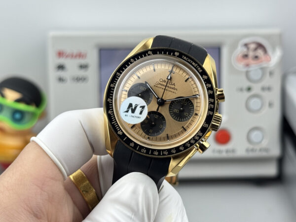 6(4) Omega Speedmaster Professional Moonwatch 310.62.42.50.99.001