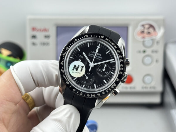 8(4) Omega Speedmaster Professional Moonwatch 310.32.42.50.01.002